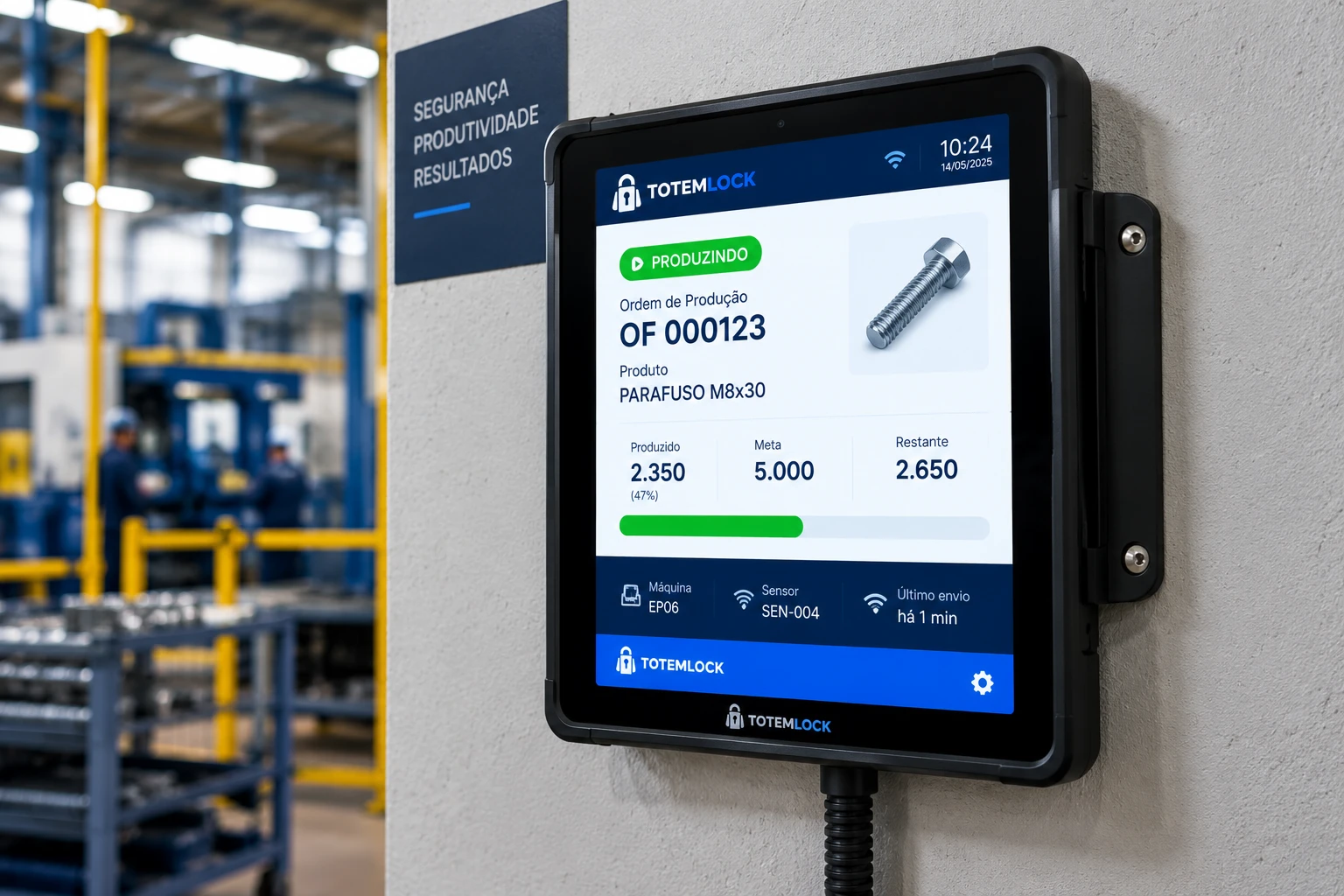 Tablet preso na parede de uma fábrica, mostrando um sistema de produção com a marca Totemlock